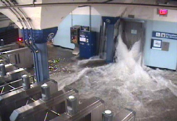 Nước lụt do bão Sandy gây ra tràn vào nhà ga Port Authority Trans-Hudson ở Hoboken, N.J. qua cửa thang máy hôm 29/10.